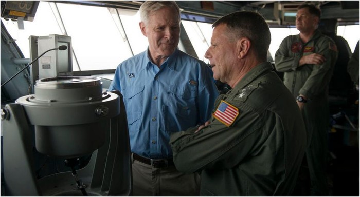 Các quan chức Mỹ trên tàu sân bay George HW Bush (CVN 77)